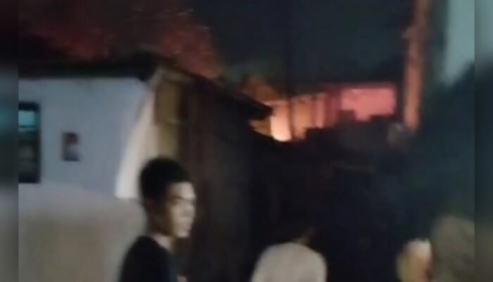 Gegara Petasan, Satu Unit Rumah Panggung Ludes Terbakar