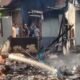 Damkar Trenggalek saat proses pembasahan rumah yang terbakar