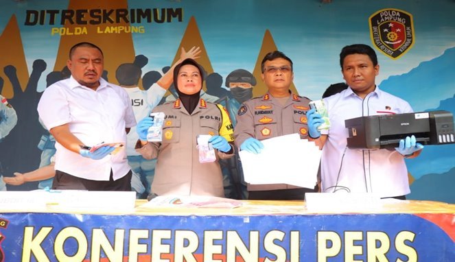 Konferensi pers pengungkapan tindak pidana uang palsu.