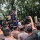 Massa aksi saat menggeruduk Polres Sumenep