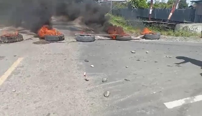 Saat pengunjuk rasa bakar ban