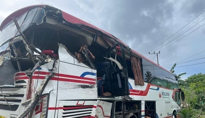 Penampakan bus Borlindo usai terlibat tabrakan dengan truk di Pasangkayu, Sulbar