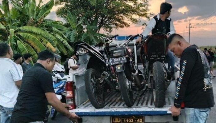 Polisi Nyamar Jadi Penonton Balap Liar, Belasan Motor Diamankan