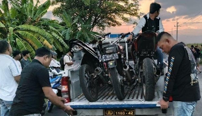 Polisi Nyamar Jadi Penonton Balap Liar, Belasan Motor Diamankan