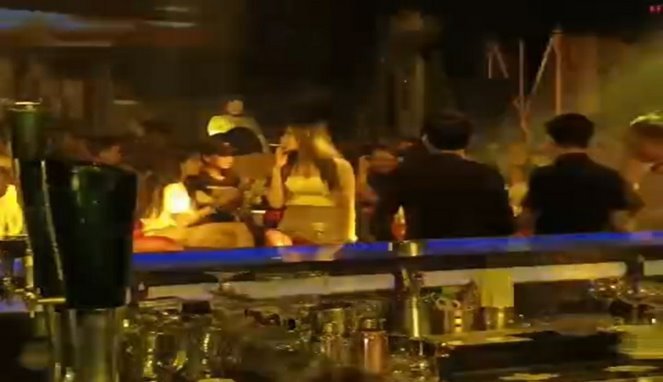 Oknum Karang Taruna Asik Goyang Bareng Wanita Cantik di Zona Pub