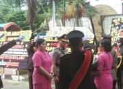 Tradisi Pedang Pora Pisah Sambut Kapolres Pelabuhan Makassar di Iringi Isak Tangis