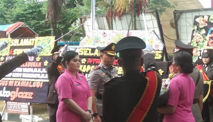 Tradisi Pedang Pora Pisah Sambut Kapolres Pelabuhan Makassar di Iringi Isak Tangis