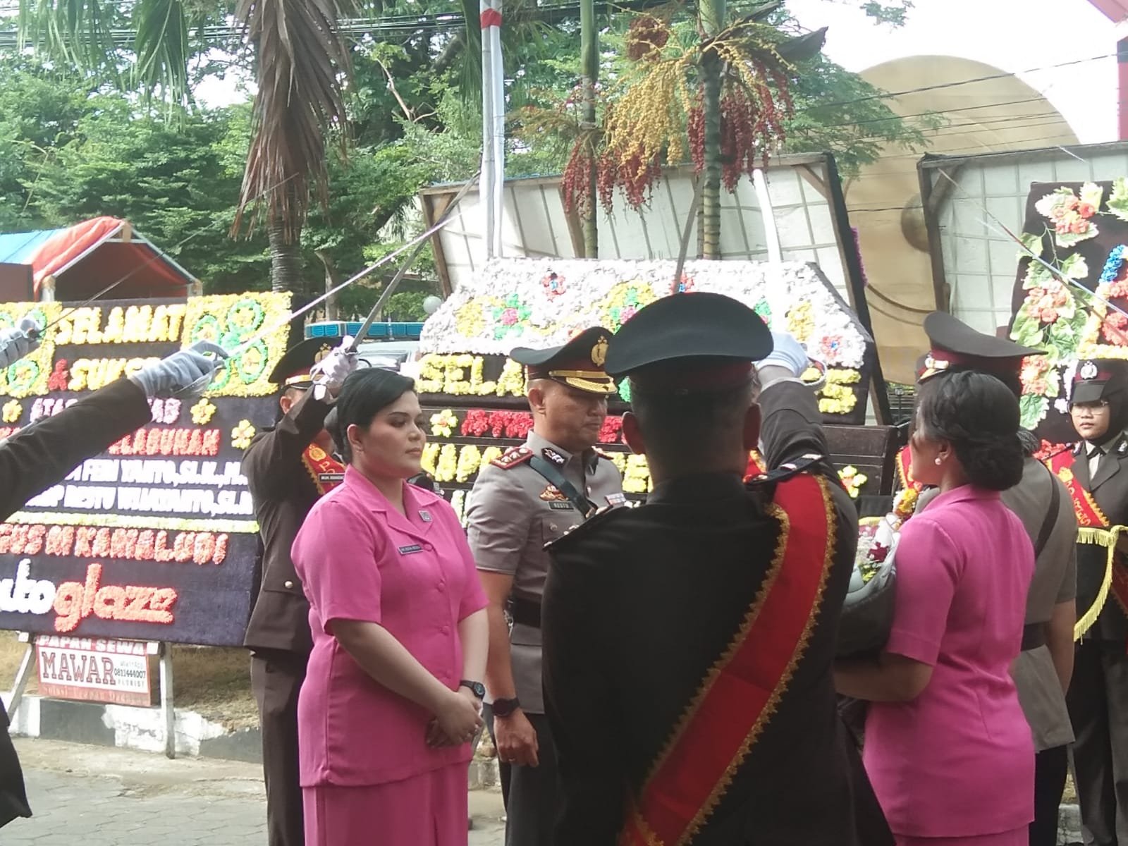Tradisi Pedang Pora Pisah Sambut Kapolres Pelabuhan Makassar di Iringi Isak Tangis