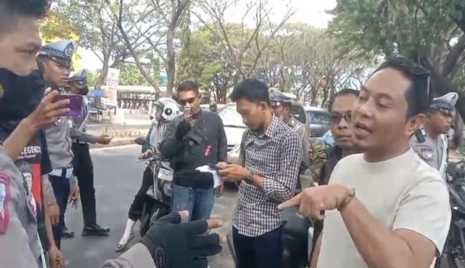Tak Terima Ditilang, Andi Irwandi Natsir Lontarkan Kata-Kata Pedas ke Petugas!