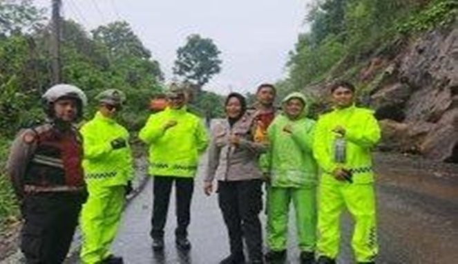 Dihantam Longsor, Jalan Poros Maros-Bone Macet Total di Desa Tompoladang