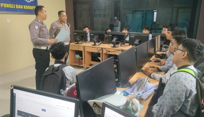 Satlantas Gowa Buka Kelas di Kantor SIM, Murid MI Jadi ‘Polisi Cilik’ Sehari
