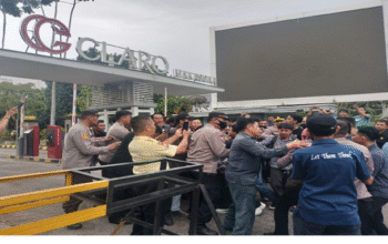 Bukan Demo Biasa, Mahasiswa Tuntut Claro Ditutup Permanen