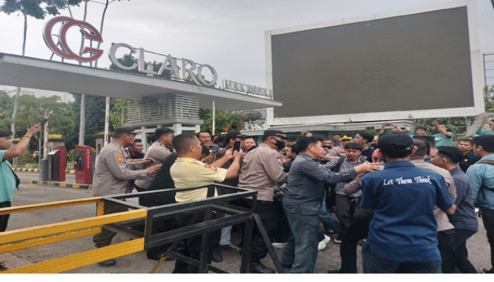 Bukan Demo Biasa, Mahasiswa Tuntut Claro Ditutup Permanen