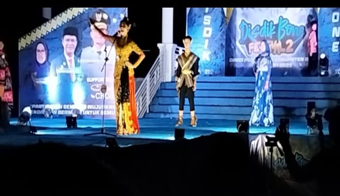 Tari "Laladiattang" Antar SMP 1 Tonra ke Puncak Prestasi di Festival Disdik