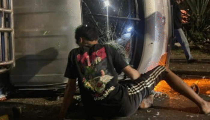 Mobil Minibus Muat Ayam Potong Terguling, Ratusan Ekor Berhamburan ke Jalan di Gowa