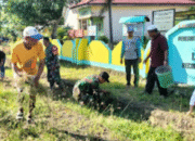 Aksi Nyata TNI dan Masyarakat Soppeng: Pembersihan Saluran Air di Kelurahan Kaca