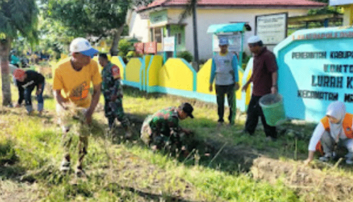 Aksi Nyata TNI dan Masyarakat Soppeng: Pembersihan Saluran Air di Kelurahan Kaca