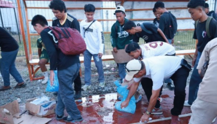 Usai Tutup Final Liga Pelajar Indonesia (LPI), Bupati Bulukumba Ikut Pungut Sampah di Stadion Mini