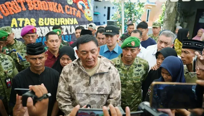 Menhan RI bersama Pangdam XIV/Hsn Kunjungi Keluarga Lettu (Anumerta) Fauzi Ahmad Zulkarnaen