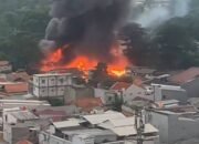 Kebakaran, Puluhan Bangunan Semi Permanen Hangus Dilalap di Pancoran