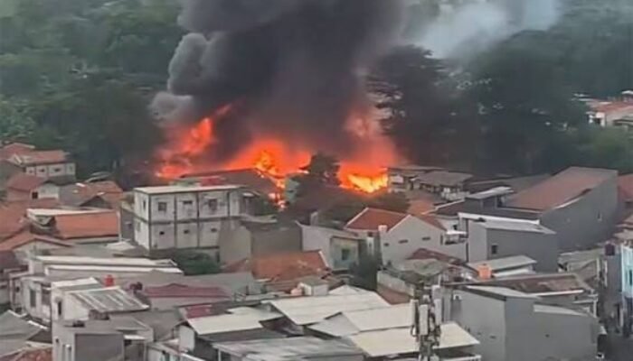 Kebakaran, Puluhan Bangunan Semi Permanen Hangus Dilalap di Pancoran