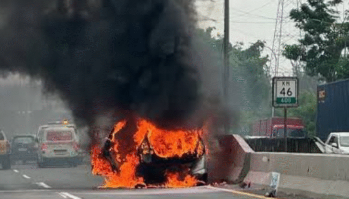 Mobil Honda Brio Terbakar di Tol JORR Jatiasih, 3 Penumpang Selamat