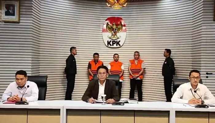 Pakai Rompi Oranye dan Borgol, Gubernur Riau Abdul Wahid Tersangka Ditahan KPK