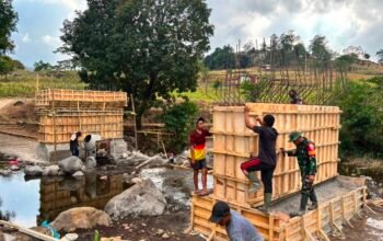Satukan Tenaga, TNI Kebut Pembangunan Jembatan Badenglolo