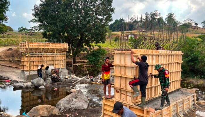 Satukan Tenaga, TNI Kebut Pembangunan Jembatan Badenglolo