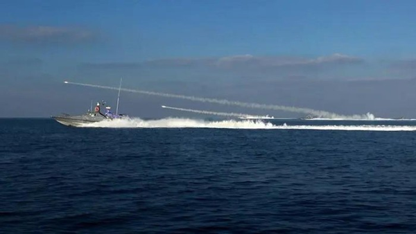 Iran Tembakkan Rudal, Kapal AS di Selat Hormuz Jadi Target