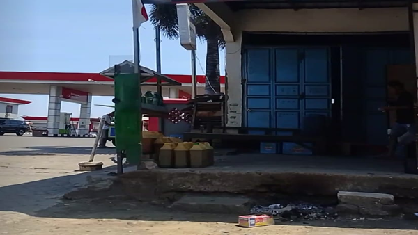 BBM Langka, Pengecer Bermunculan, Distribusi di SPBU Tepo Dipertanyakan