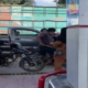Suasana SPBU Labuaja Mencekam, Dua Pria Baku Hantam di Tengah Antrean