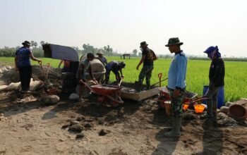 Kebut Akses Ekonomi Desa, Satgas TMMD Kodim 1409/Gowa Terus Meratakan Jalan Tani